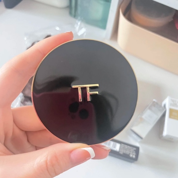 Tom Ford Pocket Makeup Mirror - Picture 3 of 7